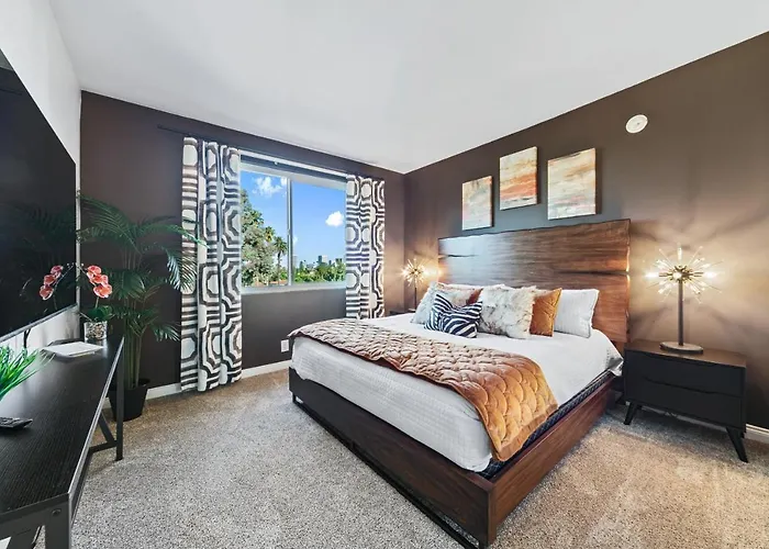 Beverly Hills 2 Bed 2 Bath Penthouse With Den And Parking 414