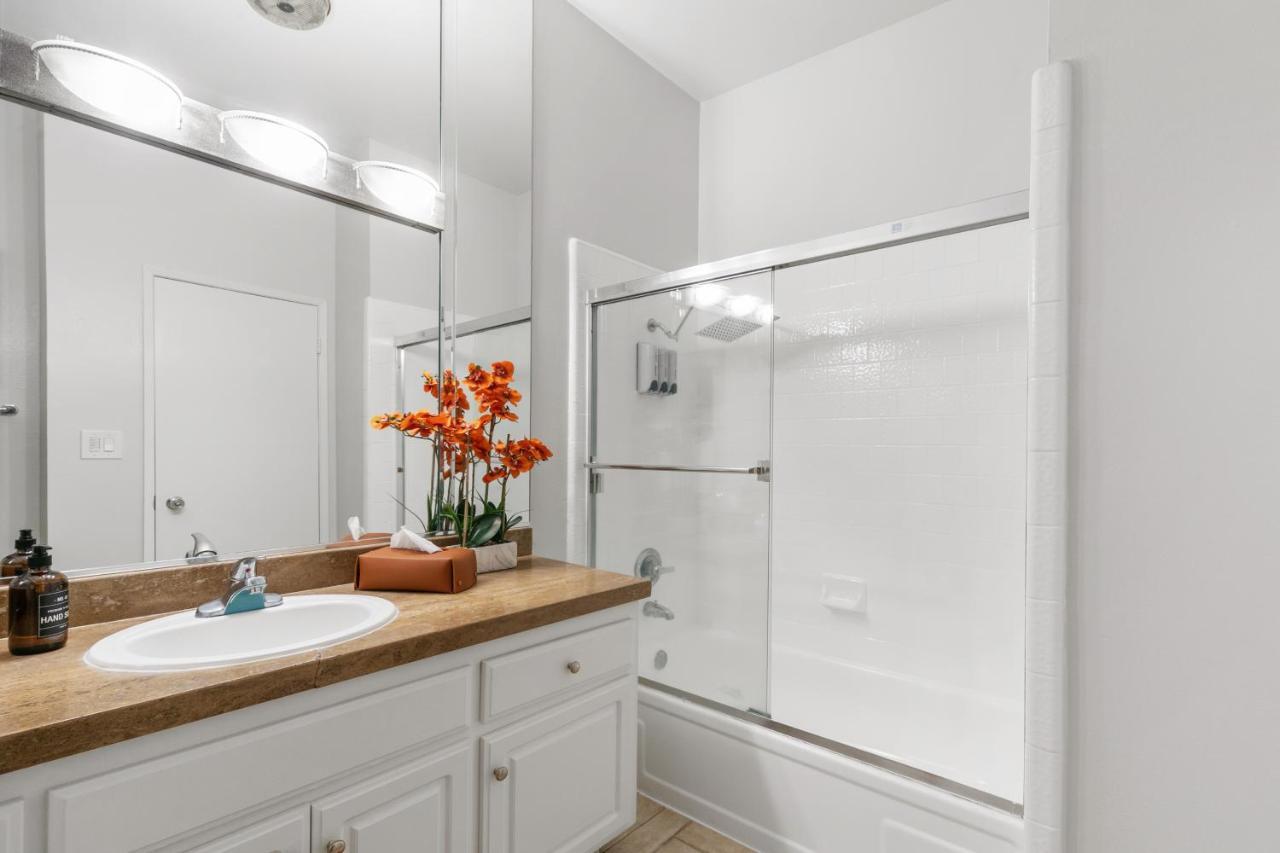 Aparthotel Beverly Hills 2 Bed 2 Bath Penthouse With Den And Parking 414 *