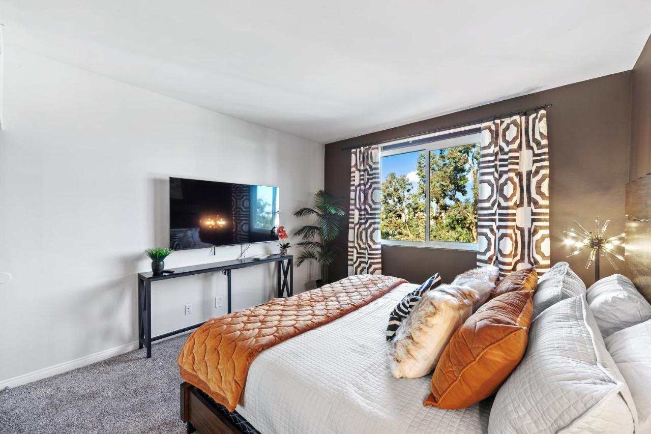 Beverly Hills 2 Bed 2 Bath Penthouse With Den And Parking 414 * Los Angeles