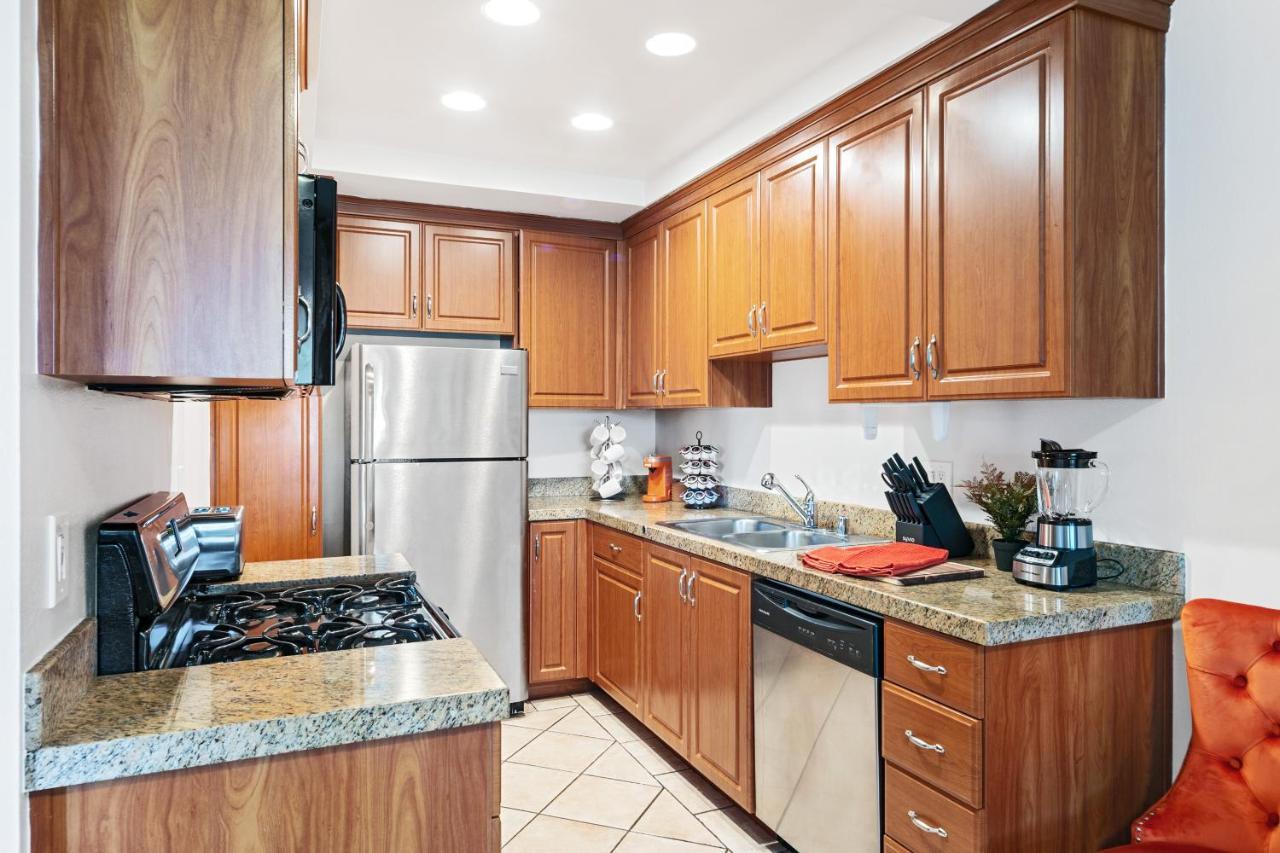Aparthotel Beverly Hills 2 Bed 2 Bath Penthouse With Den And Parking 414 *
