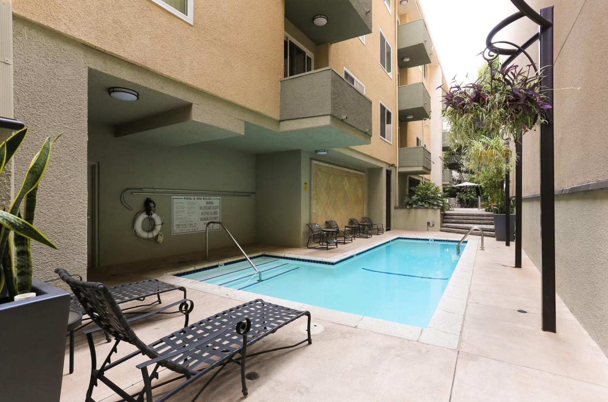Beverly Hills 2 Bed 2 Bath Penthouse With Den And Parking 414 Aparthotel Los Angeles